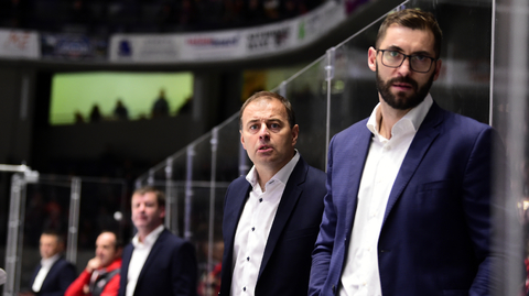 Zprava Petr Čáslava a trenér Pardubic Radek Bělohlav.