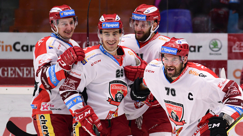 Zleva Rudolf Červený, Michal Dragoun, Tomáš Vincour a Radek Smoleňák (všichni z Hradce Králové) oslavují gól.