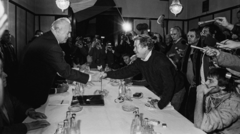 Předseda vlády ČSSR Ladislav Adamec (vlevo) a Václav Havel.