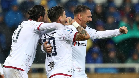 Cagliari  sahalo po výhře, nezvládlo však závěr.