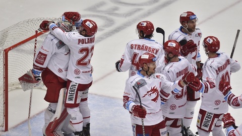 Hokejisté Třince mohou v čele extraligové tabulky vystřídat Spartu.