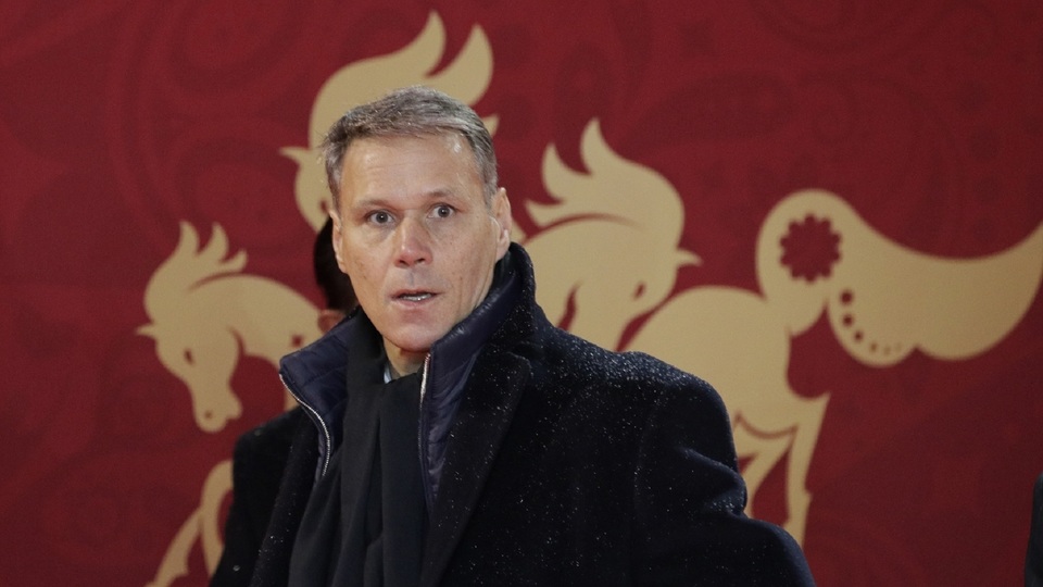 Bývalý nizozemský fotbalový kanonýr Marco van Basten nebude jedno kolo působit jako expert televize Fox Sports kvůli nevhodnému výroku z minulého víkendu.