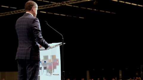 Kontrolní komise Světové antidopingové agentury (WADA) doporučila, aby ruští sportovci nesměli závodit na velkých akcích pod svou vlajkou čtyři roky.