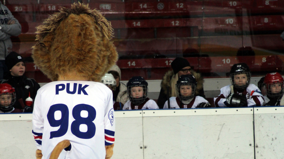 Jeden ze dvou maskotů hokejového mistrovství.