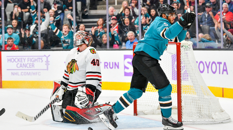 Útočník San Jose Sharks Evander Kane překonává Robina Lehnera v brance Chicaga.