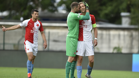 Zleva Ondřej Kúdela, brankář Slavie Ondřej Kolář a Tomáš Souček ze Slavie.