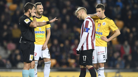 Martin Frýdek ze Sparty (druhý zprava) diskutuje s rozhodčím.