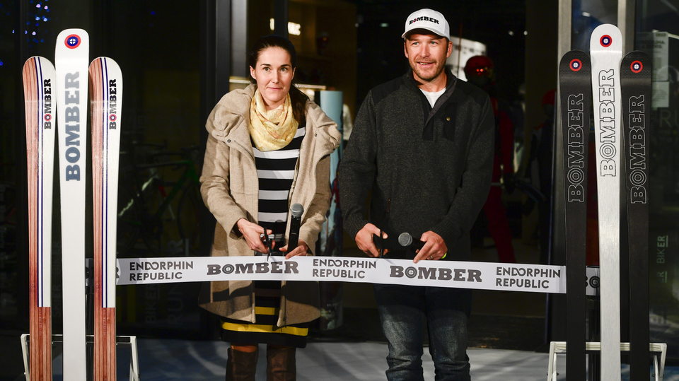 Lyžařské legendy Bode Miller (vpravo) a Šárka Strachová otevřeli v Praze první prodejnu značky Bomber ve střední Evropě.