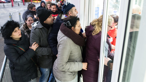 Frontu vám vystojíme! Pár nabízí na Black Friday cennou službu