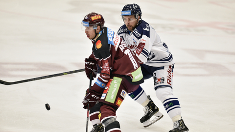 Zleva Lukáš Rousek ze Sparty a Roberts Bukarts z Vítkovic.