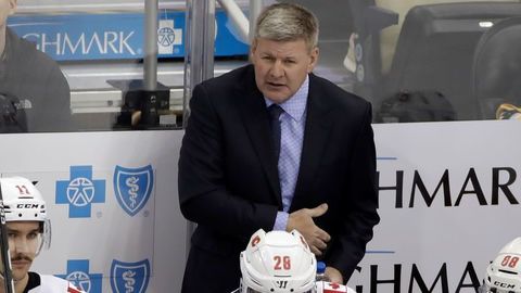 Trenér Calgary Flames Bill Peters.