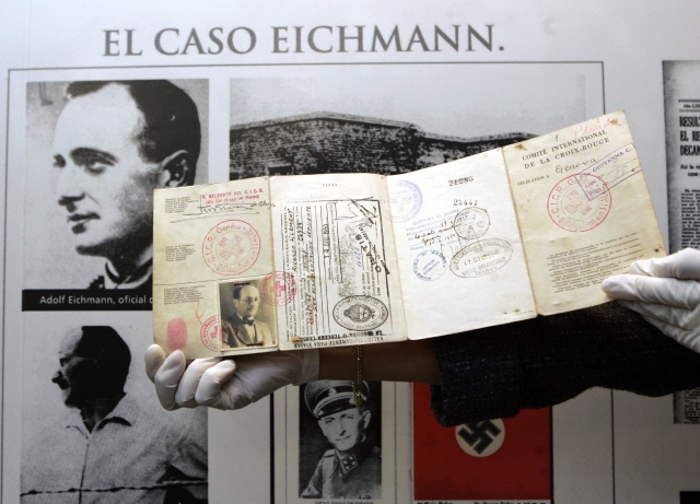 Eichmannův pas. 