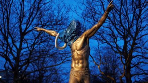 Poničená socha fotbalisty Zlatana Ibrahimoviče.