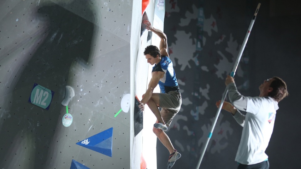 Lezec Adam Ondra postoupil v Toulouse z prvního místa do osmičlenného finále olympijské kvalifikace. 