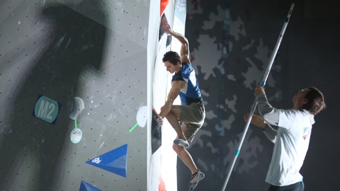 Lezec Adam Ondra postoupil v Toulouse z prvního místa do osmičlenného finále olympijské kvalifikace. 