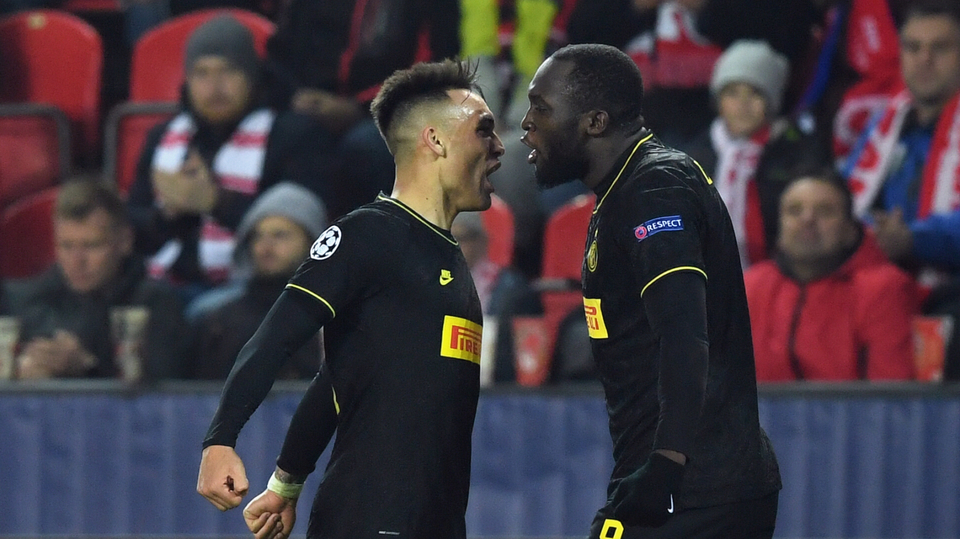 Romelu Lukaku z Interu (vpravo) se raduje ze gólu se spoluhráčem Lautarem Martínezem.