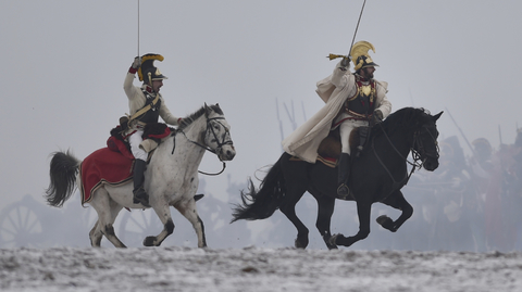 Nadšenci v historických uniformách z napoleonských dob. 