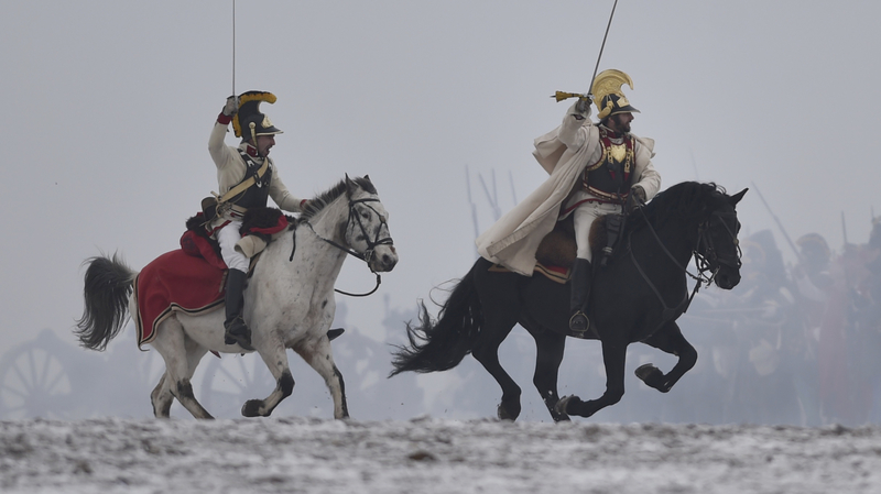 Nadšenci v historických uniformách z napoleonských dob. 