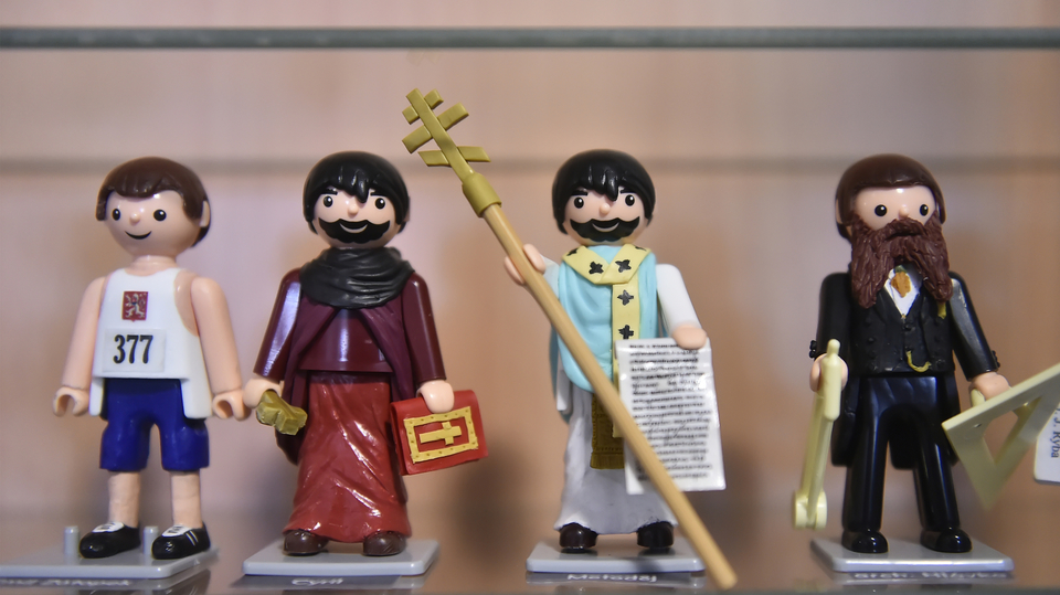 Zleva Emil Zátopek, sv. Cyril a sv. Metoděj, architekt Josef Hlávka.