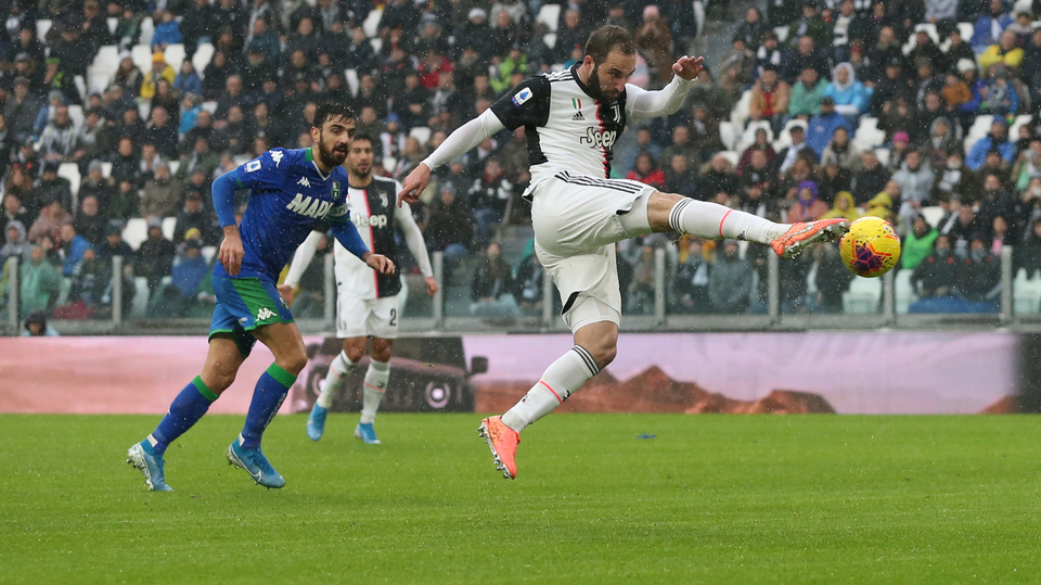 Gonzalo Higuain zkouší střelu proti Sassuolu.