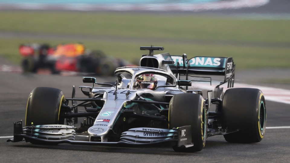 Mistr světa Hamilton ovládl závod v Abú Zabí.