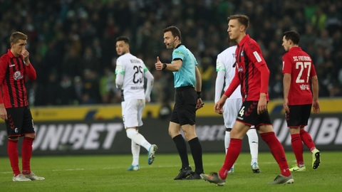 Mönchengladbach uhájil první místo v německé fotbalové lize díky vítězství 4:2 nad Freiburgem. 