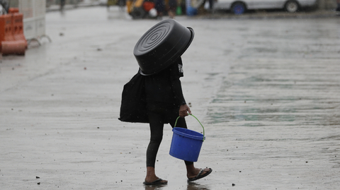 Tajfun na Filipínách strhával střechy a působil záplavy.