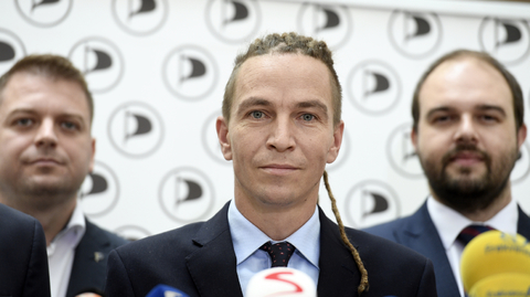 Předseda Pirátů Ivan Bartoš (uprostřed).
