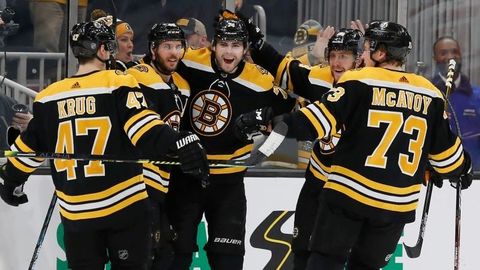 David Krejčí se raduje se spoluhráči ze vstřelené branky.