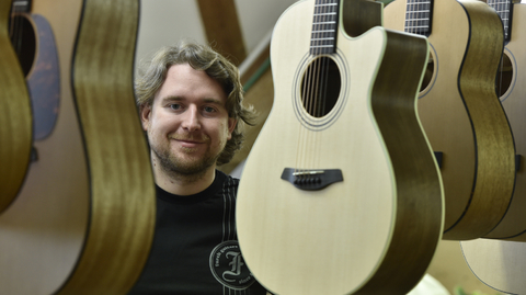 Syn zakladatele firmy Furch Guitars Petr Furch.