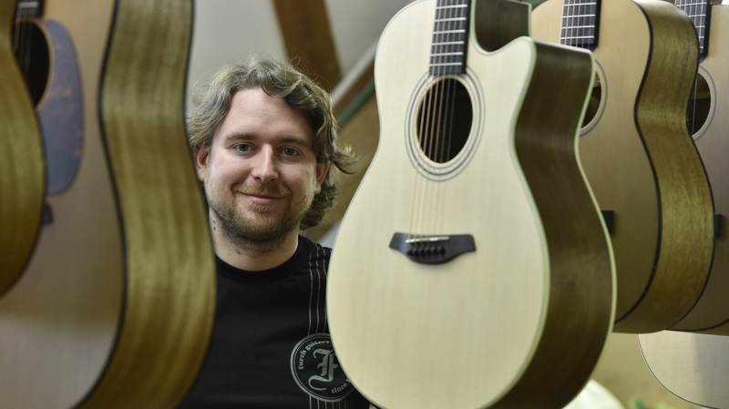 Syn zakladatele firmy Furch Guitars Petr Furch.