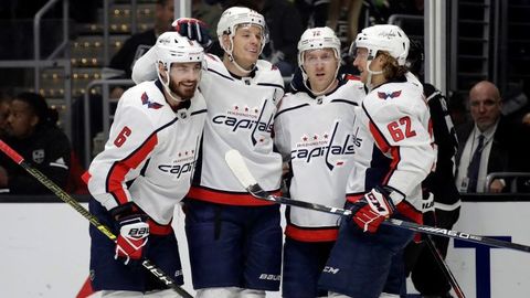Hokejisté Washingtonu se radují z gólu v síti Los Angeles.
