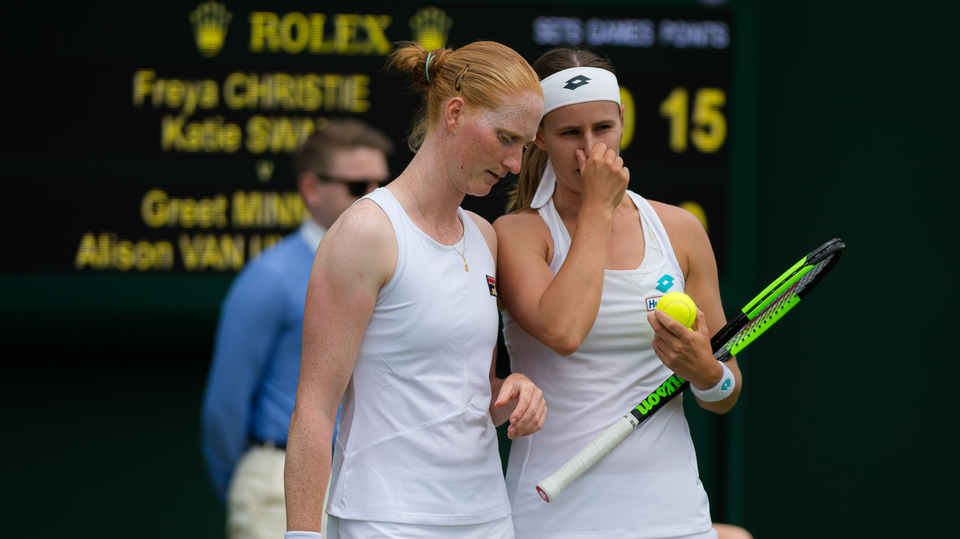 Alison van Uytvancková (vlevo) s parťačkou a přítelkyní Greet Minnenovou na Wimbledonu.
