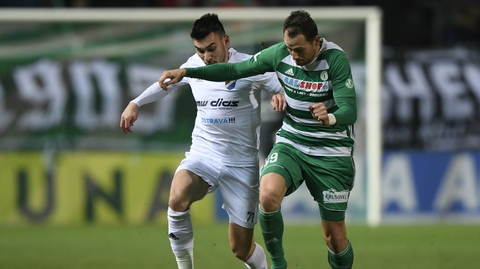 Zleva Rudolf Reiter z Baníku a Jakub Podaný z Bohemians.