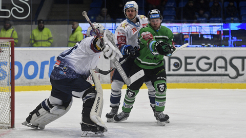 Zleva brankář Denis Godla a David Stach z Kladna a Jan Stránský z Mladé Boleslavi.