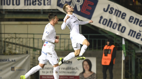 Hráči Baníku Jakub Pokorný (vlevo) a střelec Nemanja Kuzmanovič se radují z druhého gólu.