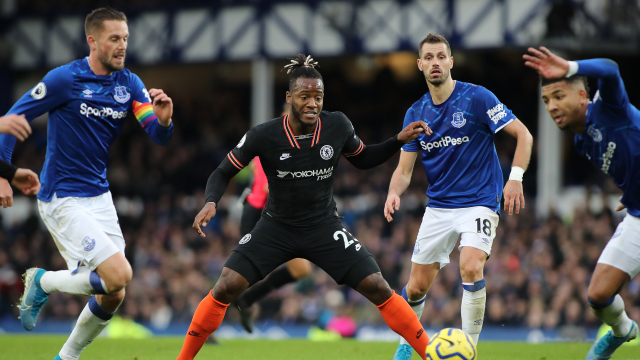 Michy Batshuayi z Chelsea (v černém) proti Evertonu.