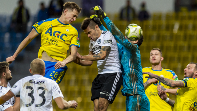 Zleva Jan Knapík z Teplic, který střílí gól, Petr Buchta ze Zlína a brankář Zlína Matej Rakovan.