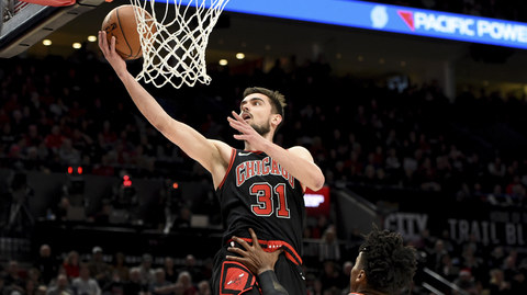 Tomáš Satoranský útočí na koš.