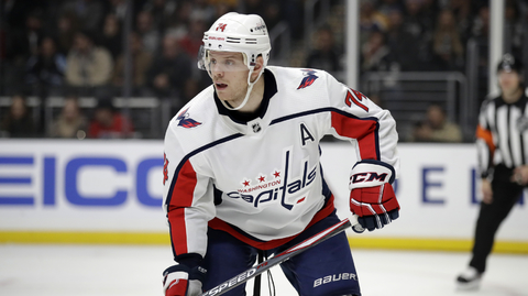 Hokejový obránce John Carlson.