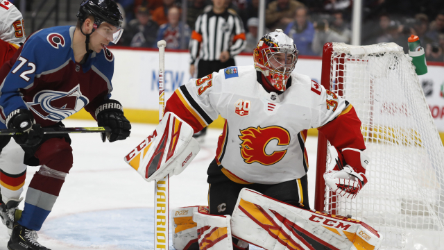 David Rittich v brance Calgary zasahuje proti Coloradu.