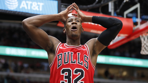 Chriss Dunn se drží za hlavu v utkání Chicaga s Torontem.