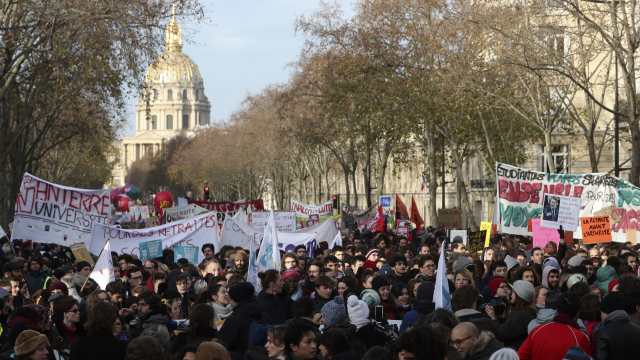 Francouzi opět protestují proti vládní reformě důchodů.