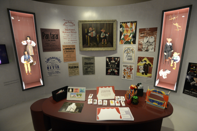 Národní muzeum (NM) v Praze představilo 12. prosince 2019 výstavu Račte vstoupit do divadla, která ukazuje obraz divadelního života v českých zemích od 17. století.