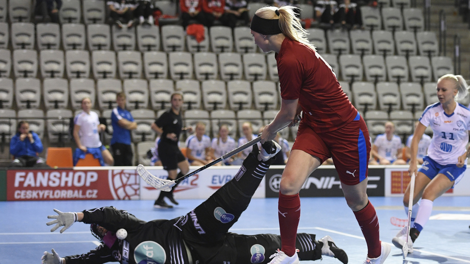 Zleva brankářka Finska Krista Nieminenová a Tereza Urbánková z ČR.