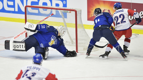 Zleva brankář Eetu Laurikainen a Tarmo Reunanen z Finska a Martin Zaťovič z ČR, který dal první gól.