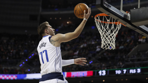 Luka Dončič z Dallasu v utkání proti Detroitu.