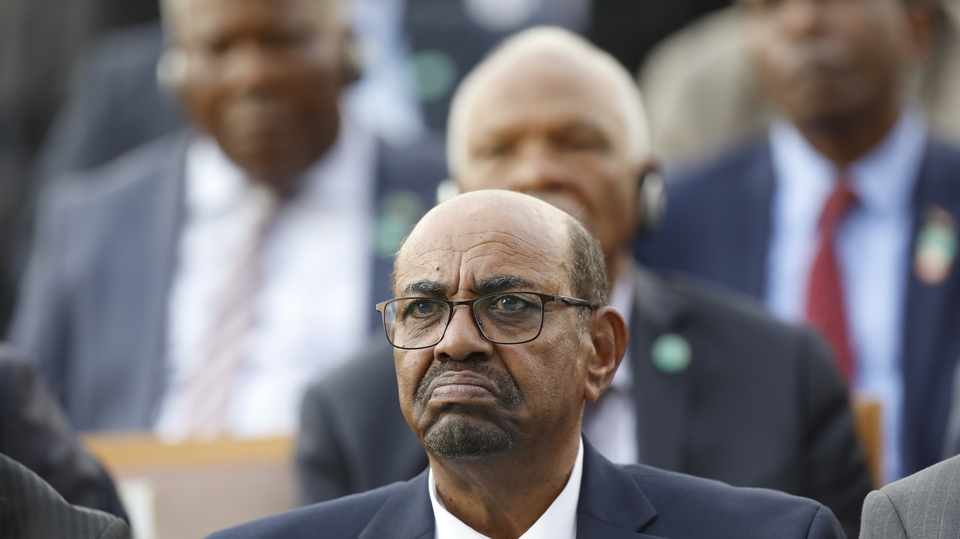 Súdánský exprezident Bašír odsouzen za korupci ke dvěma rokům.