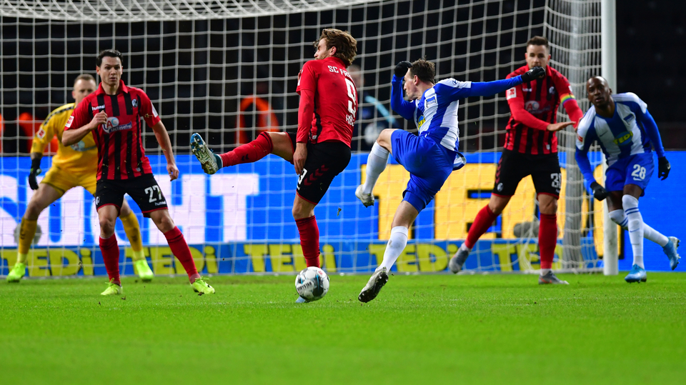 Vladimír Darida (v modrém) proti Freiburgu.