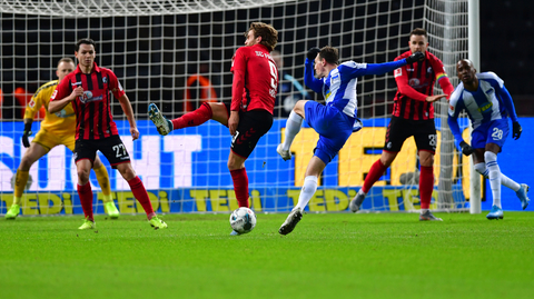 Vladimír Darida (v modrém) proti Freiburgu.